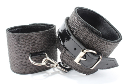 Красивые наручники из кожи с тиснением от sex shop Hustler