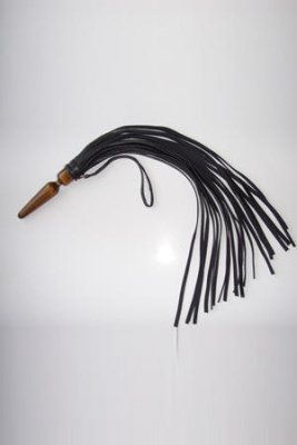 Плетка с рукояткой в виде анальной пробки от sex shop Hustler