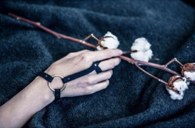 Кожаный браслет через палец (слейв браслет) от sex shop Hustler