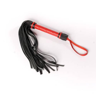 Небольшая черная плеть с красной рукоятью (кожа) от sex shop Hustler